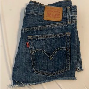 Dark blue wedgie Levi shorts